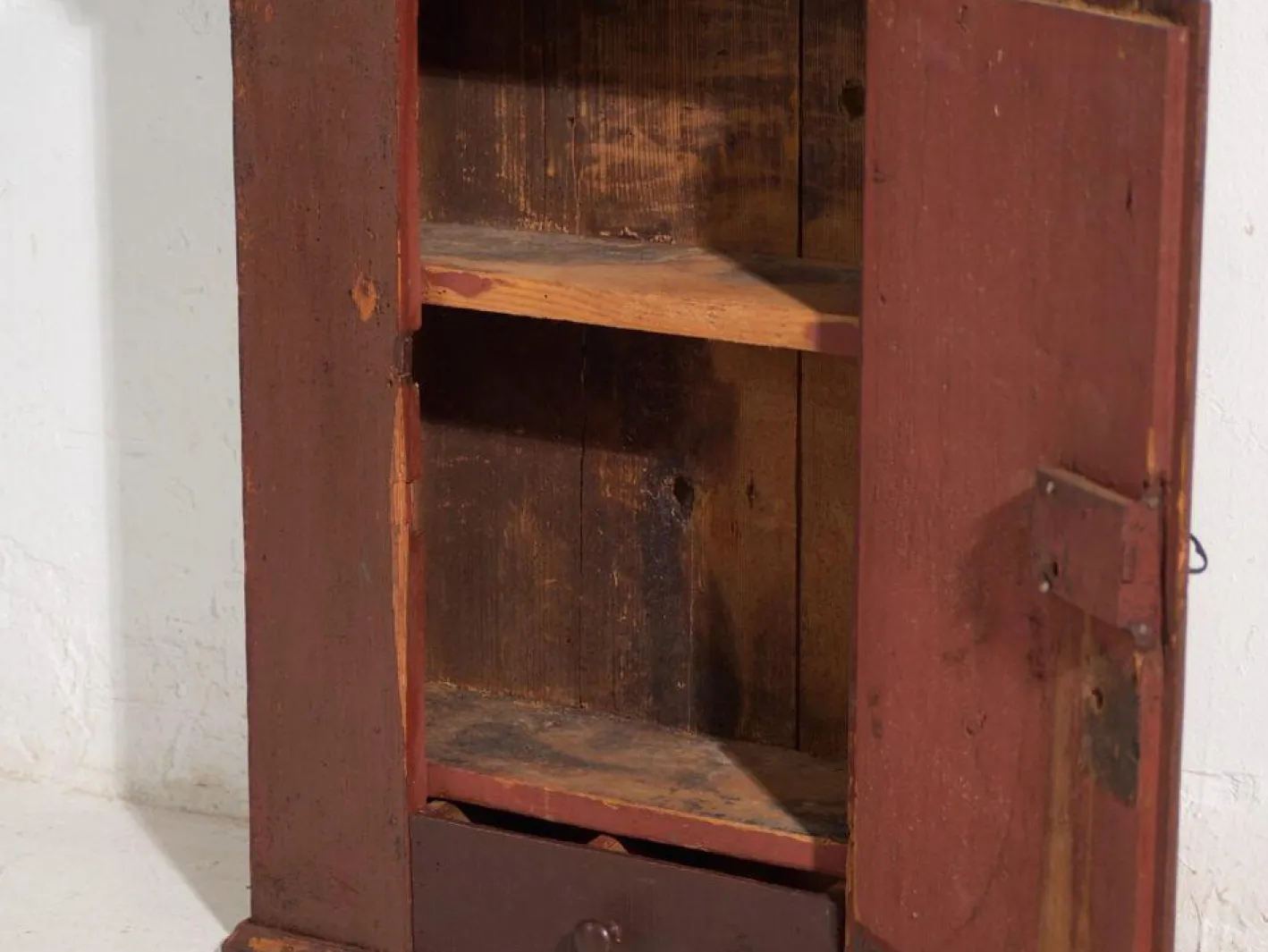Antiker lackierter Schrank aus Kiefernholz, Mitteleuropa, 1900
