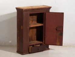 Antiker lackierter Schrank aus Kiefernholz, Mitteleuropa, 1900