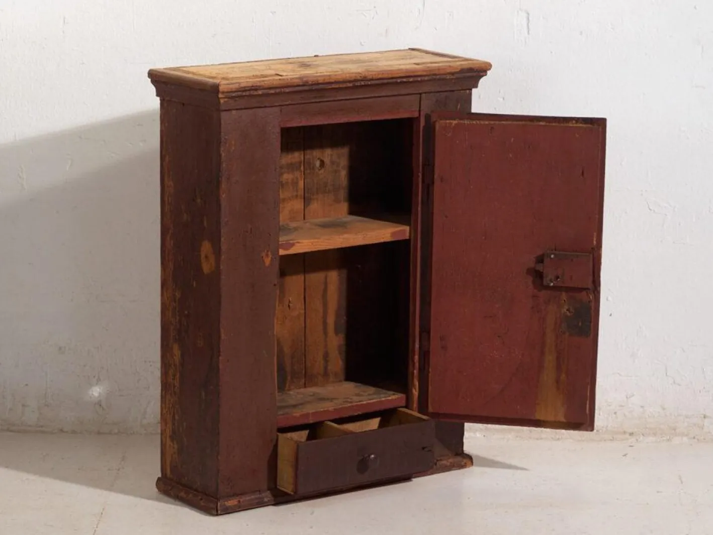 Antiker lackierter Schrank aus Kiefernholz, Mitteleuropa, 1900