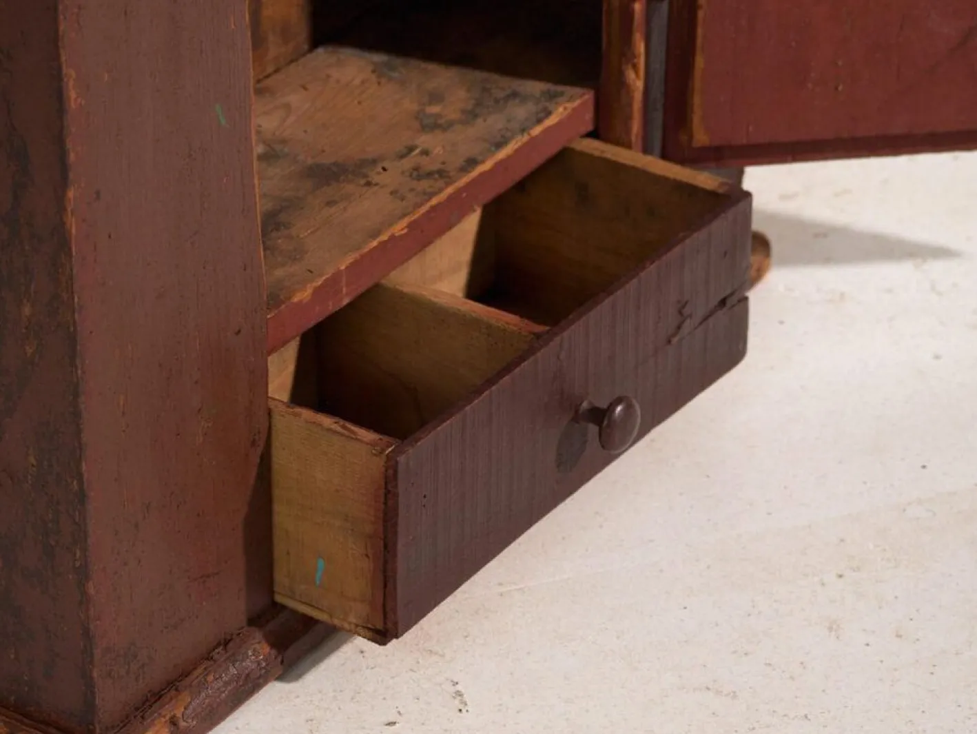 Antiker lackierter Schrank aus Kiefernholz, Mitteleuropa, 1900