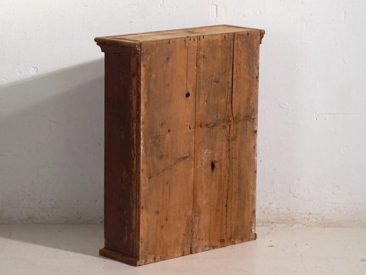 Antiker lackierter Schrank aus Kiefernholz, Mitteleuropa, 1900