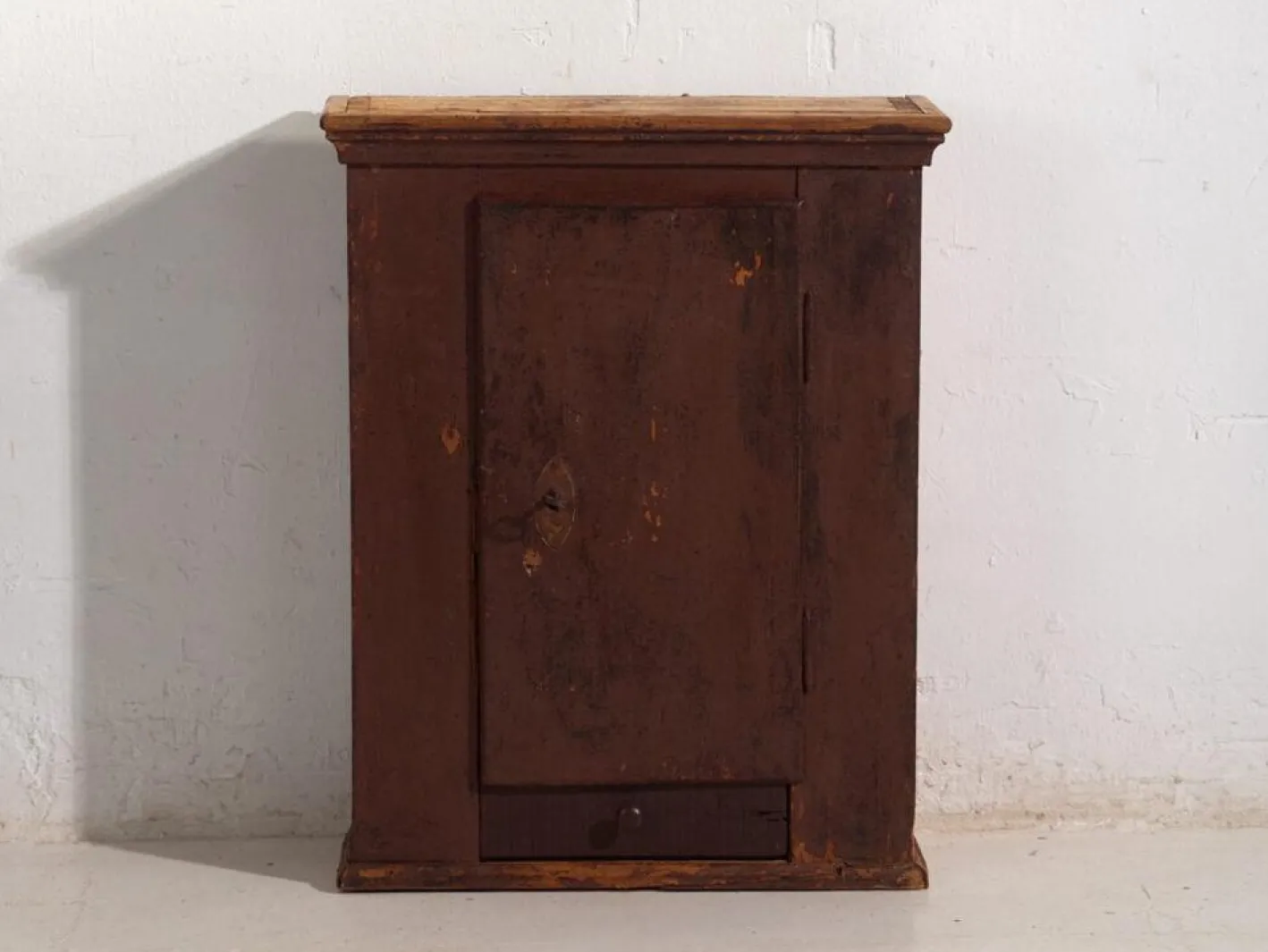 Antiker lackierter Schrank aus Kiefernholz, Mitteleuropa, 1900