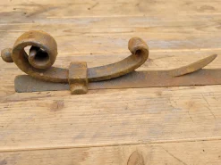 Antiker langer Anker aus Gusseisen von Cityhall of Antwerp