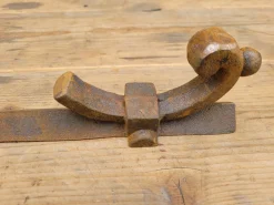 Antiker langer Anker aus Gusseisen von Cityhall of Antwerp