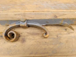Antiker langer Anker aus Gusseisen von Cityhall of Antwerp