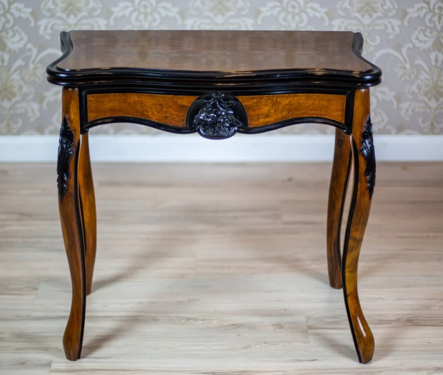 Antiker Louis Philippe Spieltisch aus Nussholz, 1890er