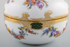 Antiker Meissen Krug aus handbemaltem Porzellan mit romantischer Szene