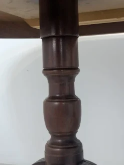 Antiker Regency Walnuss Tisch mit Messing Löwentatzen, 1920