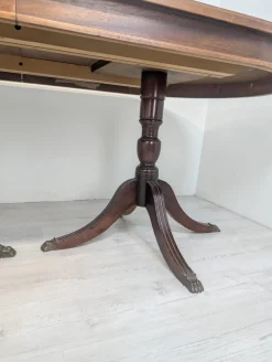 Antiker Regency Walnuss Tisch mit Messing Löwentatzen, 1920