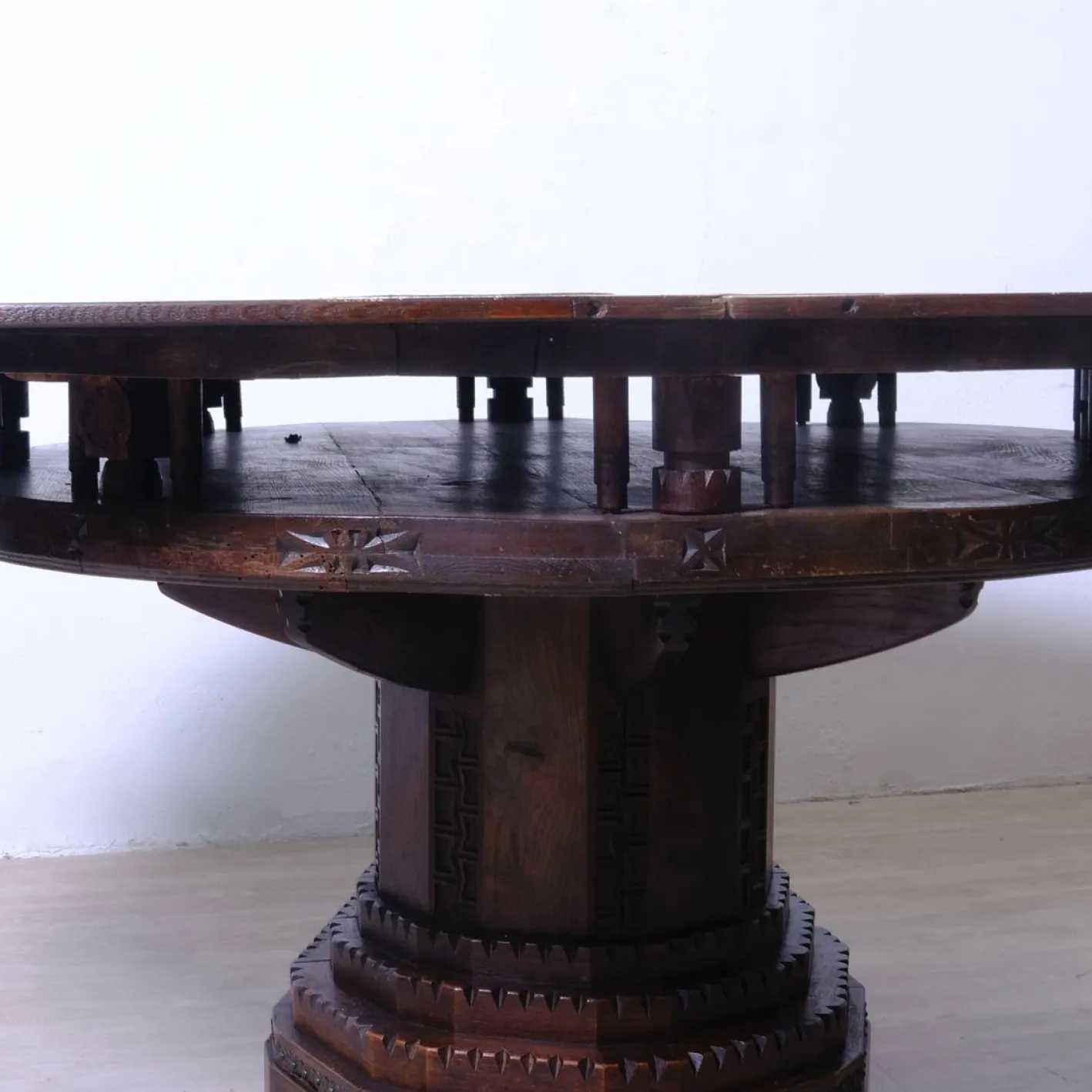Antiker runder Spieltisch aus geschnitztem Holz, 1900er