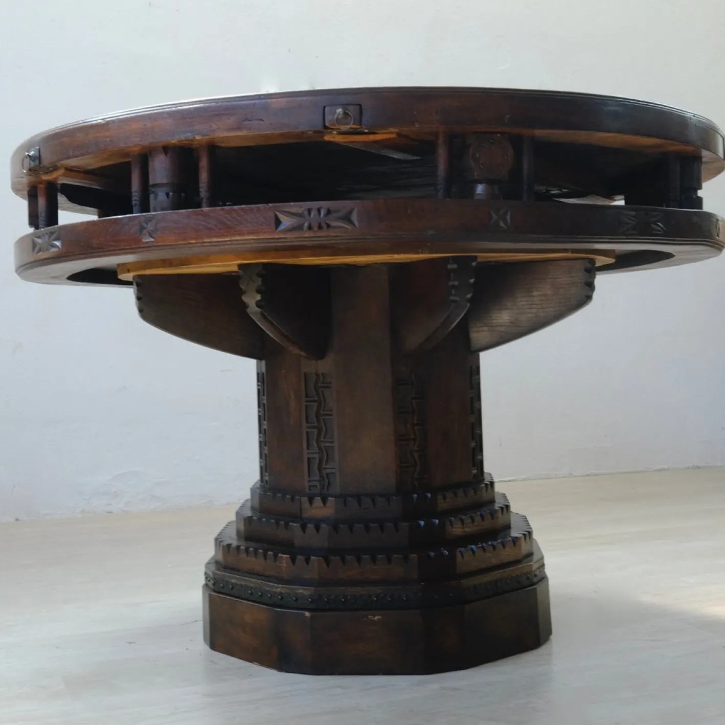 Antiker runder Spieltisch aus geschnitztem Holz, 1900er