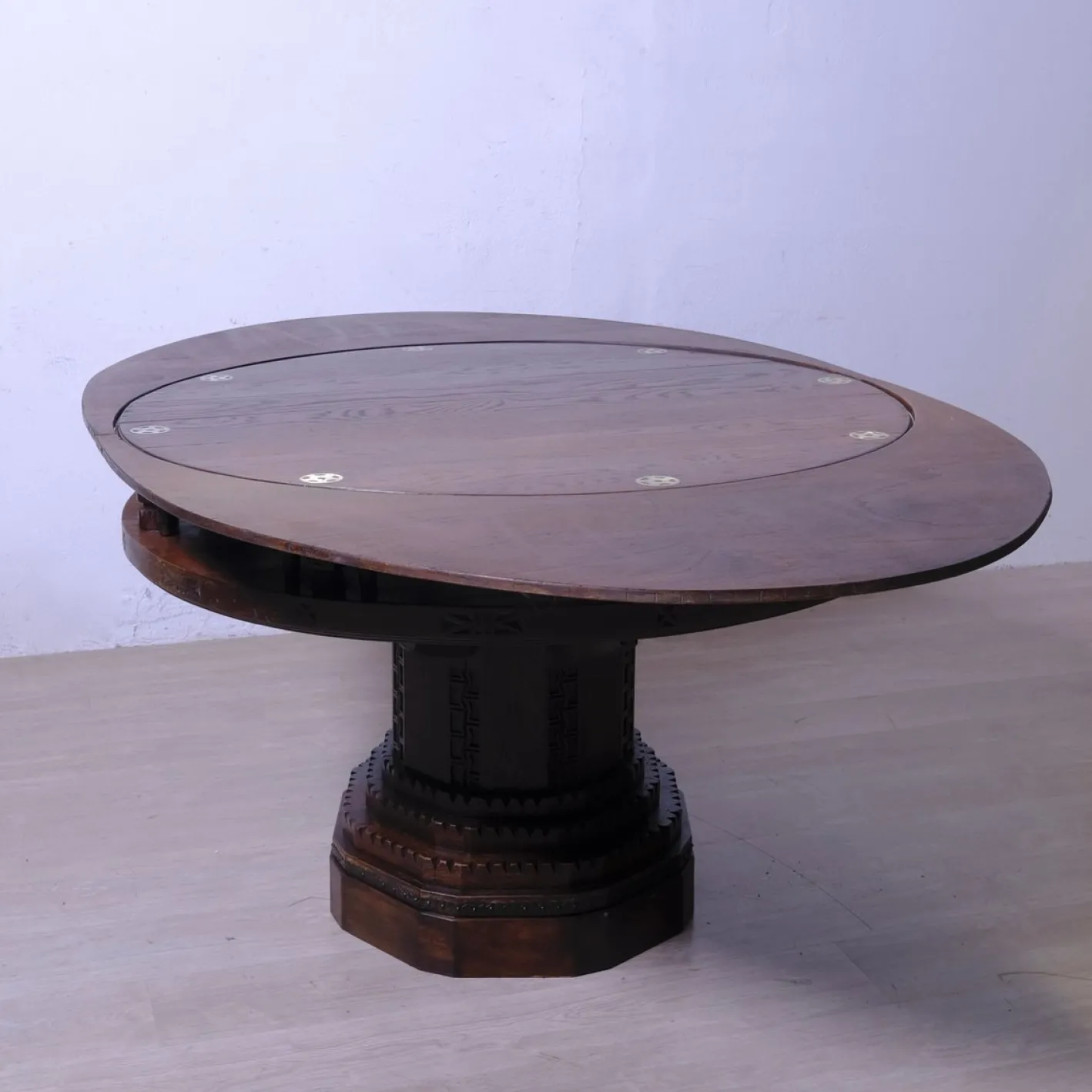 Antiker runder Spieltisch aus geschnitztem Holz, 1900er