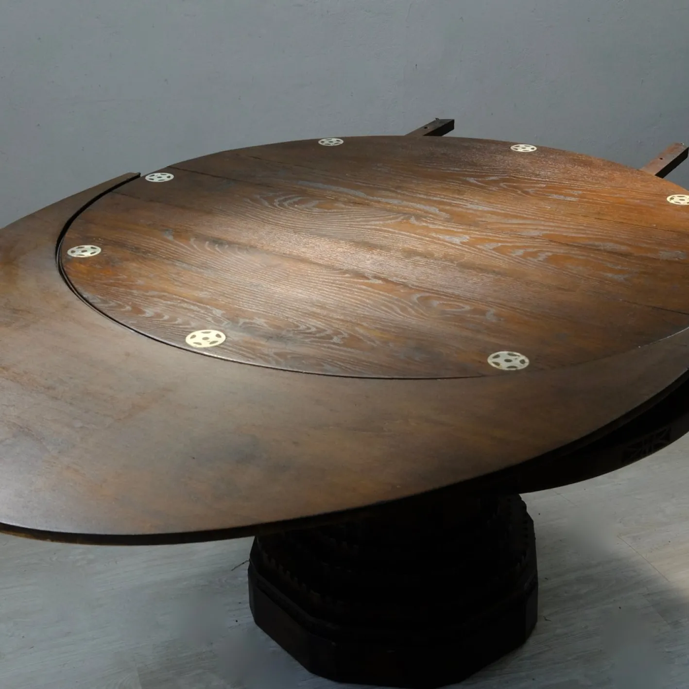 Antiker runder Spieltisch aus geschnitztem Holz, 1900er