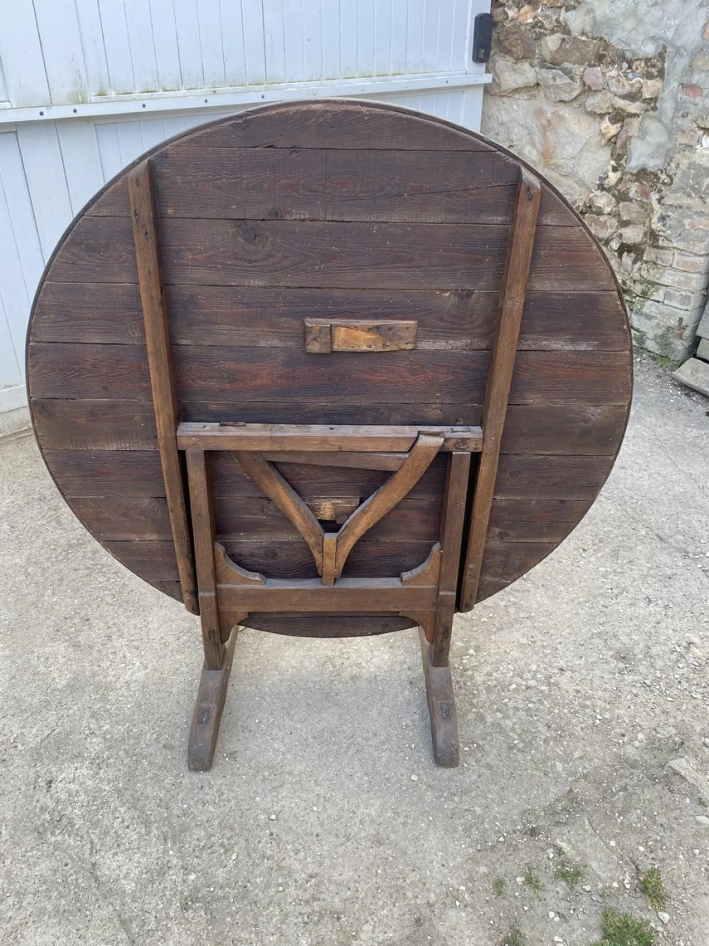 Antiker runder Winemaker's Target Klapptisch mit neigbarer Platte, 1890er
