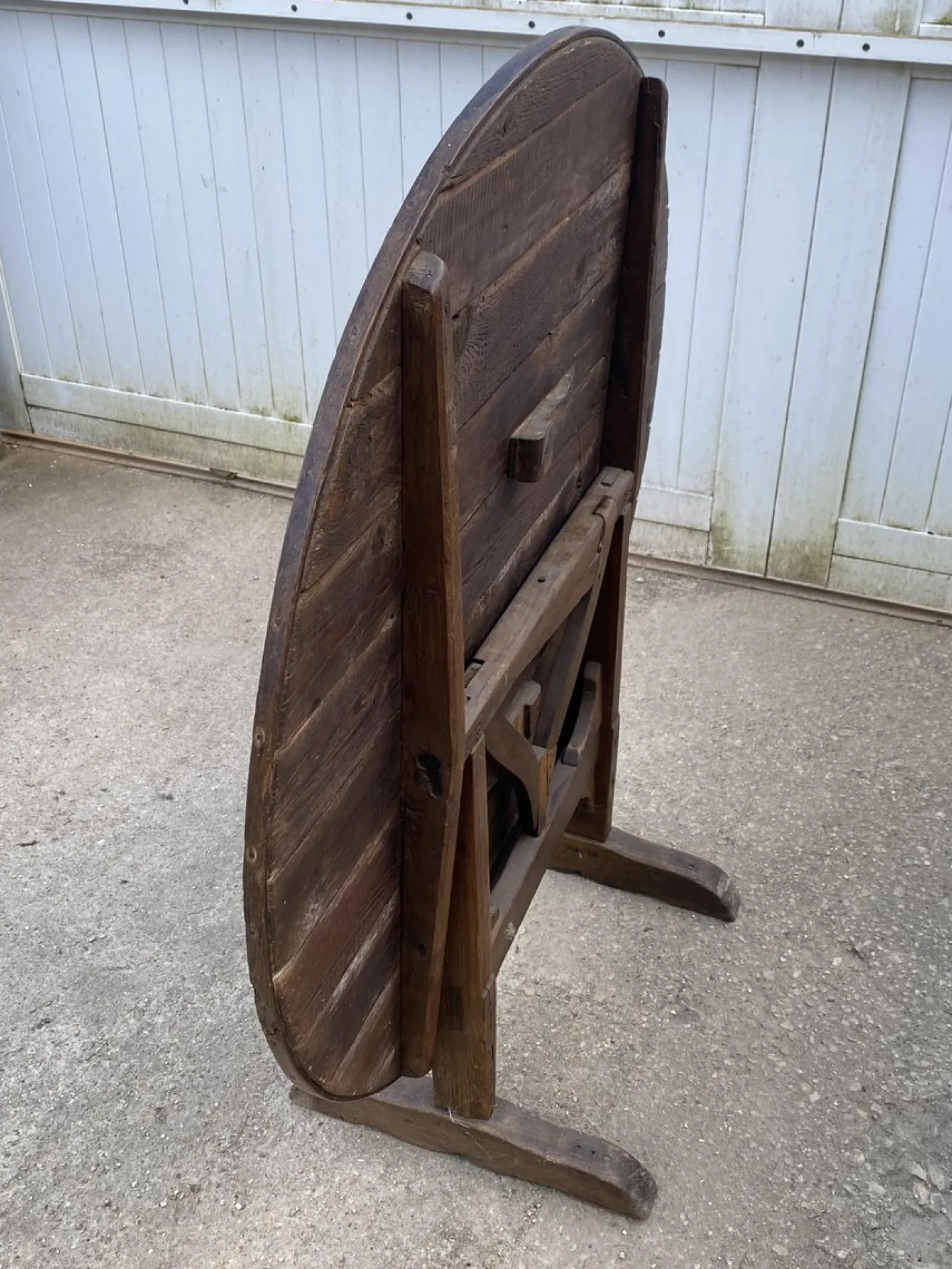 Antiker runder Winemaker's Target Klapptisch mit neigbarer Platte, 1890er