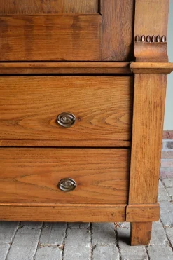 Antiker Schrank aus Ulmenholz