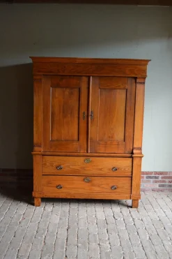 Antiker Schrank aus Ulmenholz