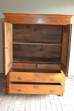 Antiker Schrank aus Ulmenholz