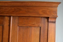Antiker Schrank aus Ulmenholz