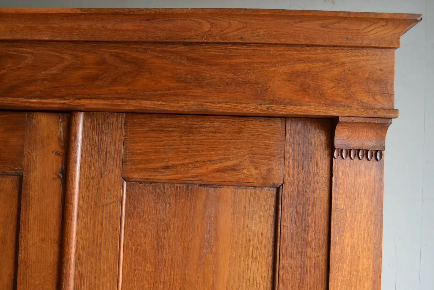 Antiker Schrank aus Ulmenholz