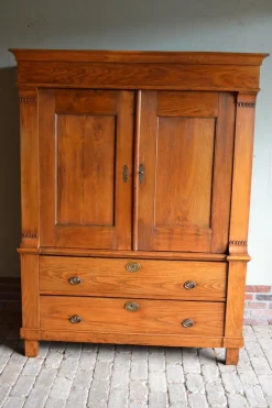 Antiker Schrank aus Ulmenholz