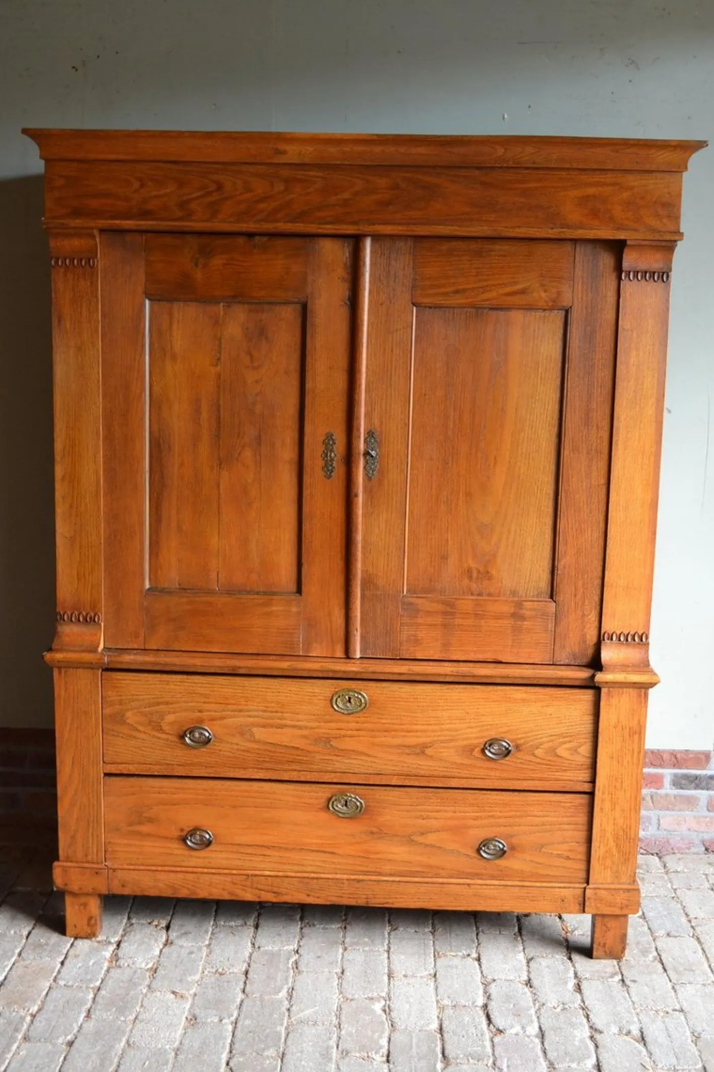 Antiker Schrank aus Ulmenholz