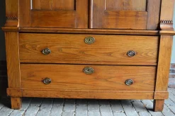 Antiker Schrank aus Ulmenholz