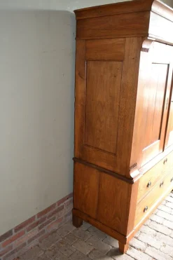 Antiker Schrank aus Ulmenholz