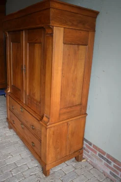 Antiker Schrank aus Ulmenholz