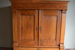 Antiker Schrank aus Ulmenholz