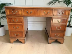 Antiker Schreibtisch aus dunklem Eibenholz mit Lederauflage, 1980