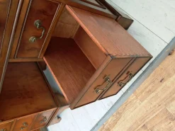Antiker Schreibtisch aus dunklem Eibenholz mit Lederauflage, 1980
