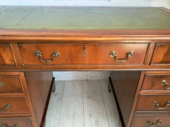 Antiker Schreibtisch aus dunklem Eibenholz mit Lederauflage, 1980