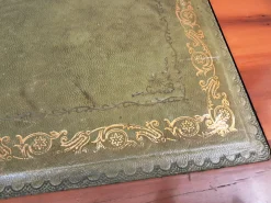 Antiker Schreibtisch aus dunklem Eibenholz mit Lederauflage, 1980