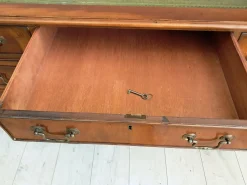 Antiker Schreibtisch aus dunklem Eibenholz mit Lederauflage, 1980