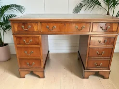 Antiker Schreibtisch aus dunklem Eibenholz mit Lederauflage, 1980