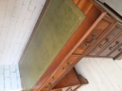 Antiker Schreibtisch aus dunklem Eibenholz mit Lederauflage, 1980