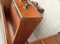 Antiker Schreibtisch aus dunklem Eibenholz mit Lederauflage, 1980