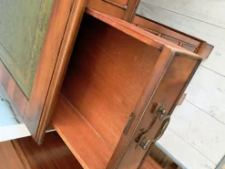 Antiker Schreibtisch aus dunklem Eibenholz mit Lederauflage, 1980