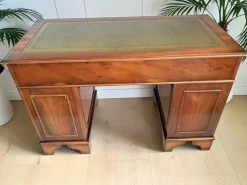 Antiker Schreibtisch aus dunklem Eibenholz mit Lederauflage, 1980