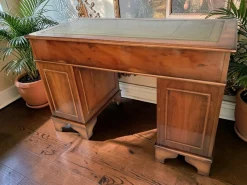 Antiker Schreibtisch aus dunklem Eibenholz mit Lederauflage, 1980