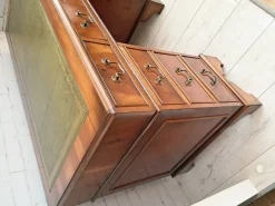 Antiker Schreibtisch aus dunklem Eibenholz mit Lederauflage, 1980