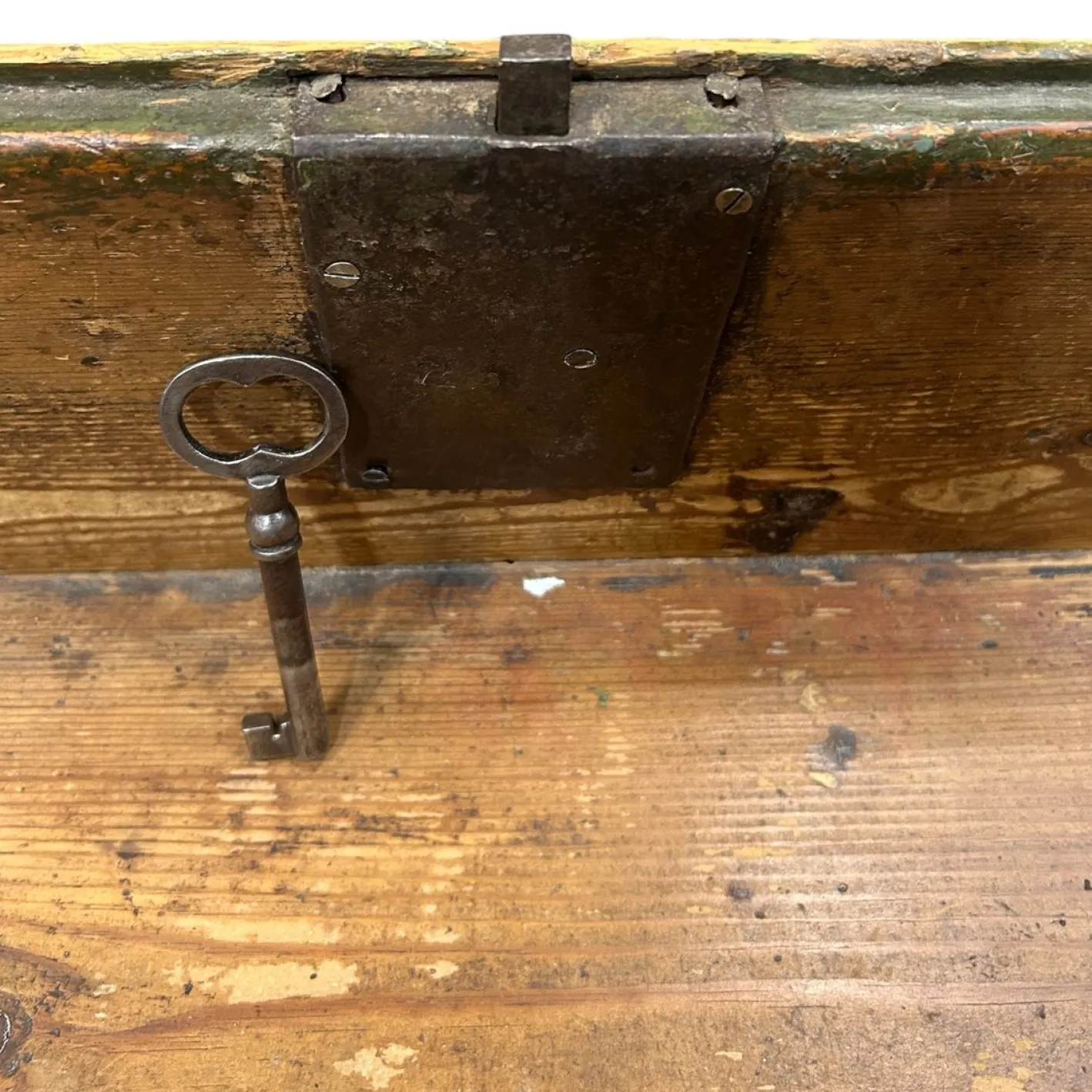 Antiker schwedischer Schrank aus Pinienholz, 1838
