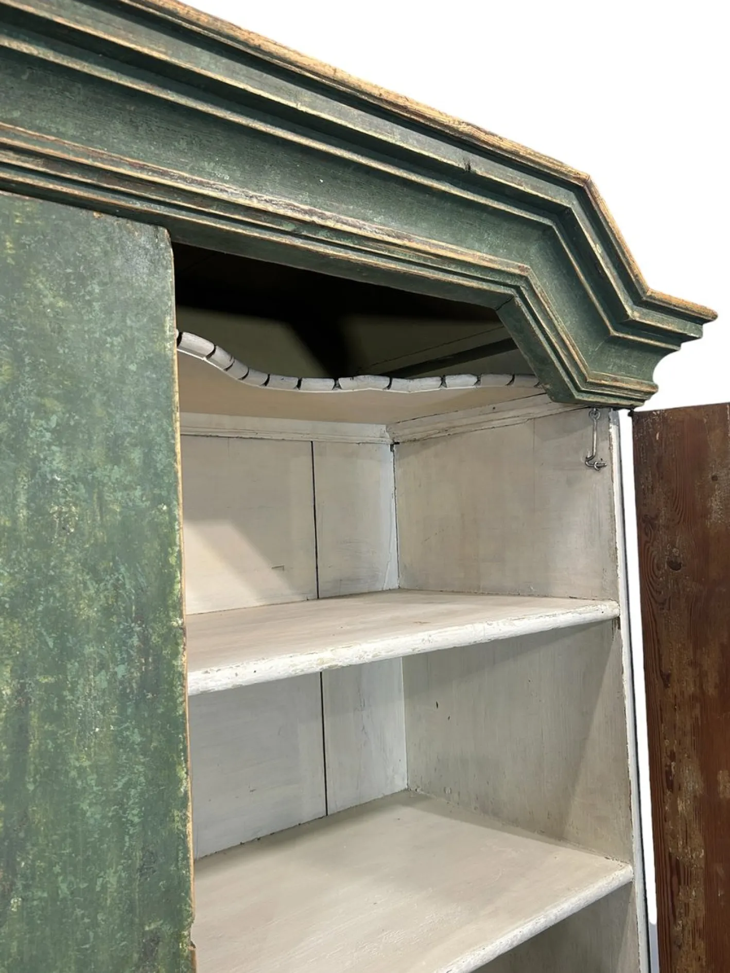 Antiker schwedischer Schrank aus Pinienholz, 1838