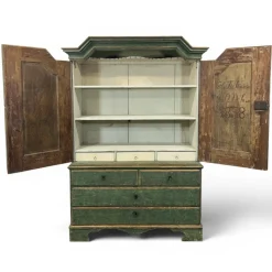 Antiker schwedischer Schrank aus Pinienholz, 1838
