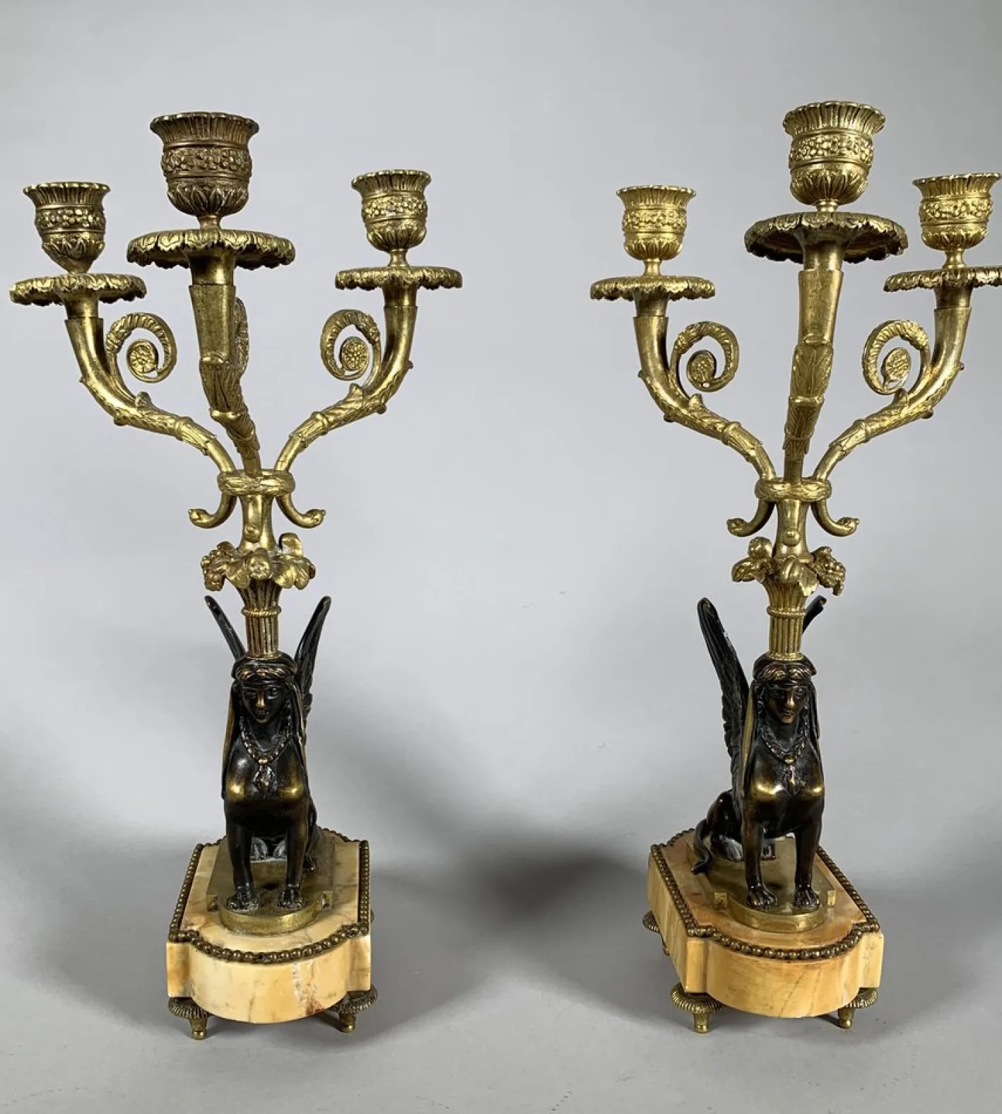 Antiker Sphinx Kerzenhalter aus vergoldeter Bronze, 1830