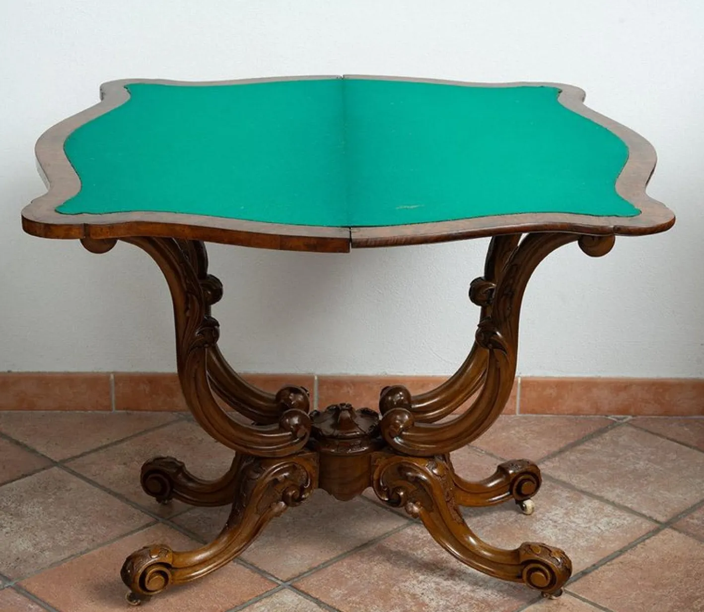Antiker viktorianischer Spieltisch aus Wurzelholz, England, 19. Jh.