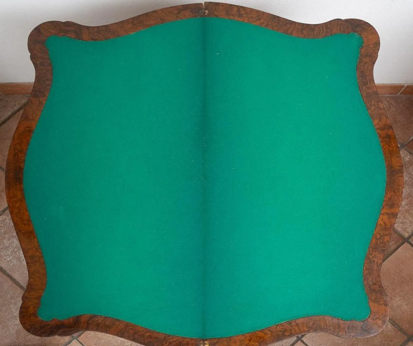 Antiker viktorianischer Spieltisch aus Wurzelholz, England, 19. Jh.