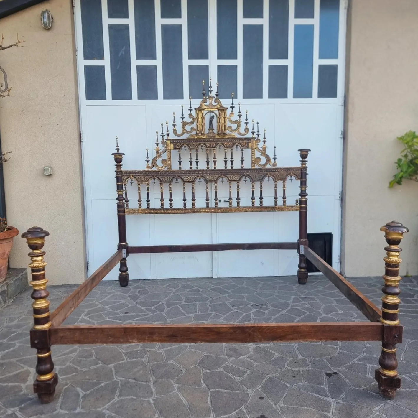 Antikes Bett aus Nussholz mit Vergoldung, 1650