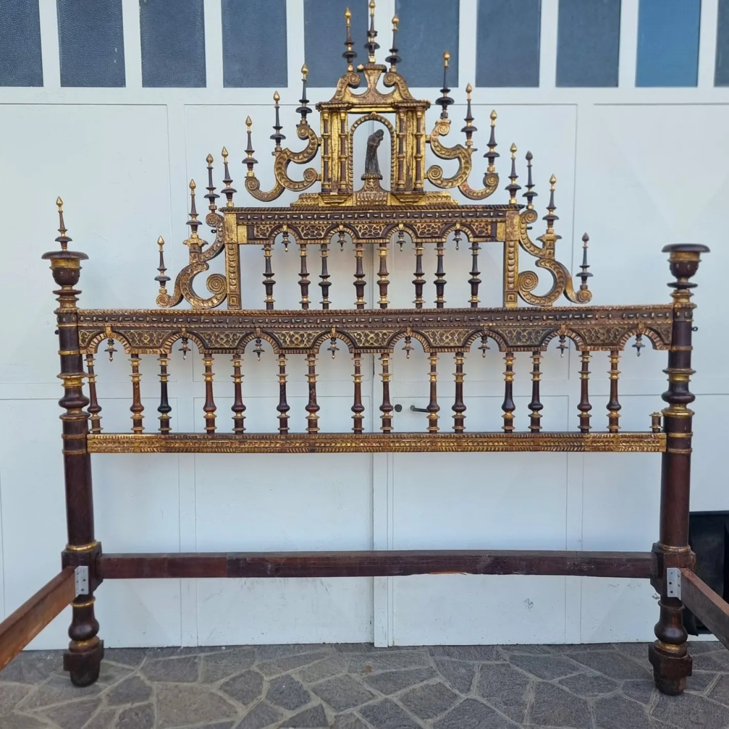 Antikes Bett aus Nussholz mit Vergoldung, 1650